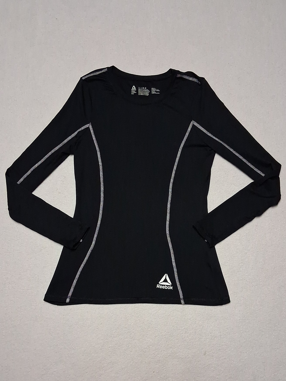4/20$ Reebok Black Long-Sleeve Athletic Top with Contrast Stitching